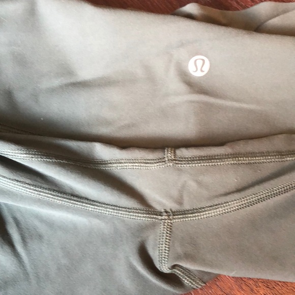 EUC Lululemon DARK FOREST Align II crops, 6 - Picture 5 of 6